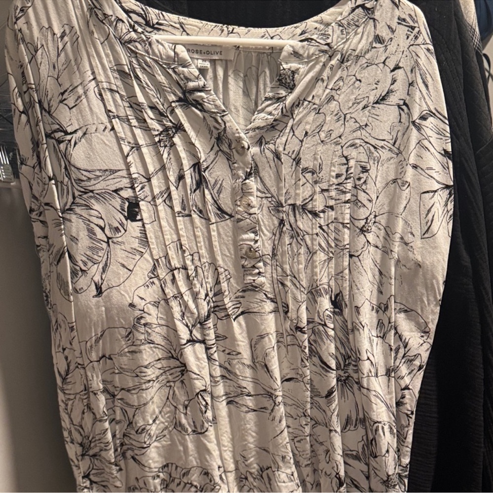 Rose & Olive Women's Floral Pleated Blouse - Cream and Black